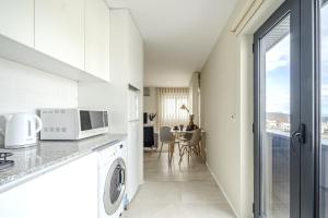 Central Lodge Flat by House and People