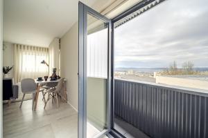 Central Lodge Flat by House and People