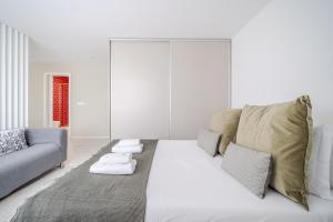 Central Lodge Flat by House and People