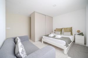 Central Lodge Flat by House and People