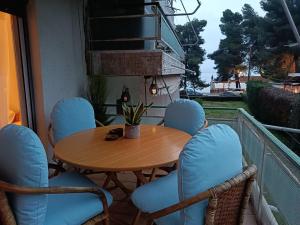 Four Reasons Apts Kamena Vourla