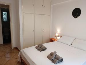 Four Reasons Apts Kamena Vourla