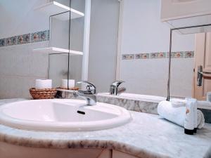 Appartements Gite Sorgue - Exceptionnel 125 m2 Piscine Parking Jardin : photos des chambres
