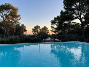 Appartements Gite Sorgue - Exceptionnel 125 m2 Piscine Parking Jardin : photos des chambres