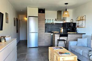 La Baie - Studio neuf avec balcon vue mer, à 5min de la mer avec parking - By AURAconciergerie