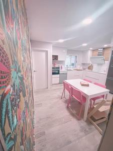 Casa rosa completa-patio- BBQ-columpios-buhardilla