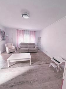 Casa rosa completa-patio- BBQ-columpios-buhardilla