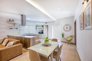 Cozy Apartment minutes to seafront