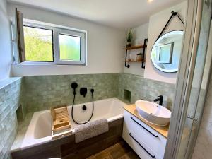 Townhouse am Kurpark - Familienfreundliches Ferienhaus mit Retro-Arcade, Schlitten, Wallbox, Wäschepaket & privatem Eingang