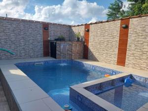 Casa com piscina, churrasqueira e forno a lenha