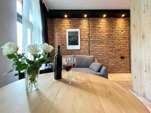 Copernicus Street Apartment - Broken Flowers and Twin Peaks