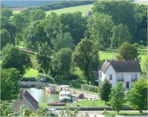 Maison de caractère au bord du canal du Nivernais - 韦兹莱