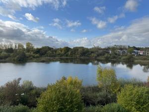 118 Lower Mill Estate - Sleeps 12 Villa with Lake Views
