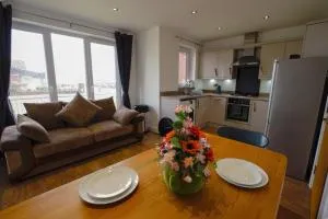 Spacious 4bed Apartment , Sea View , Parking - Humberston