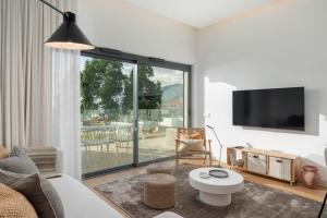 Acqua Residence II by An Island Apart