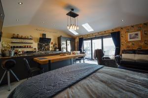 Chic 1bed , Luxury Kitchen Area , Parking , WiFi