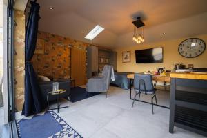 Chic 1bed , Luxury Kitchen Area , Parking , WiFi