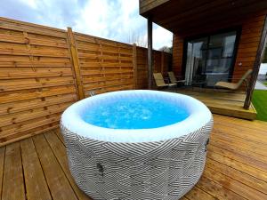 Conteneur Design Avec Jacuzzi - Bord de Forêt