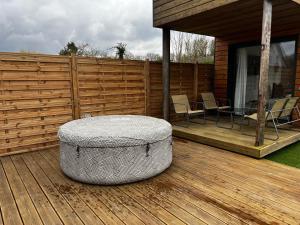 Conteneur Design Avec Jacuzzi - Bord de Forêt