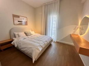 Apartment in boulevard overlooking swimming pool