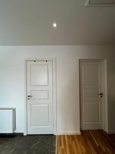 Guest room with private bathroom