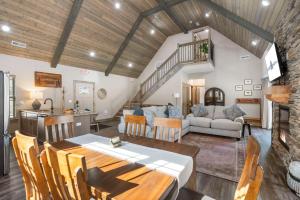Expansive Deck w Pvt Hot Tub & Water View-Free Attraction Tickets-Cmty Indoor Pool
