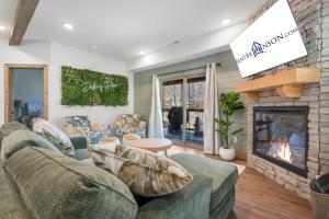 Charming 2-Bedroom Retreat-Mins to Table Rock Lake-Local Attraction Tickets-Pvt Hot Tub-Water View