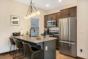 Cozy Cabin-Private Hot Tub-Walk to Pond-Free Daily Attraction Tickets-Near Table Rock Lake