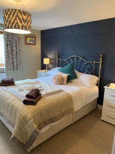 4 beds, private parking, gr fl bedroom & shower WC