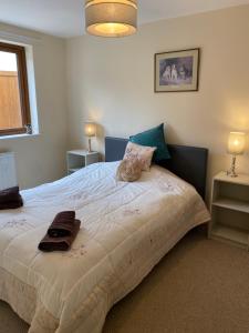 4 beds, private parking, gr fl bedroom & shower WC