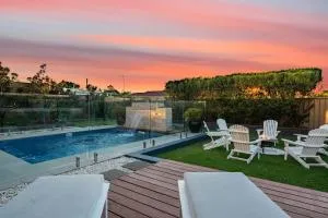 Luxury Beach House - Heated Private Pool & Heated Spa - Fire Pitt - Walk to Beach & Golf - Killarney Vale