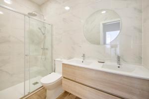 Ocean Deluxe Apt w AC, by TimeCooler