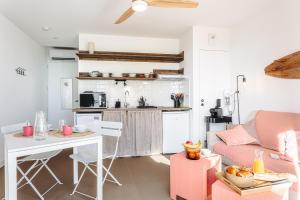 Appartements Les Pins, studio vue mer : photos des chambres