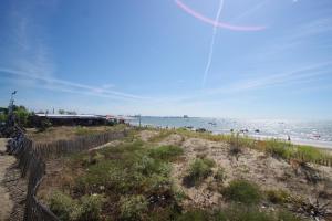 Appartements Les Pins, studio vue mer : photos des chambres
