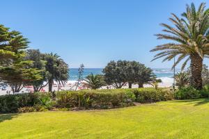 Camps bay beach apartment with Jaccozi