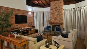 Refúgio Terê-Fi 4 suítes, lareira, piscina e sauna com diarista inclusa