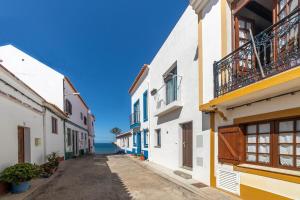 Sunset House - by Monte das Alpenduradas