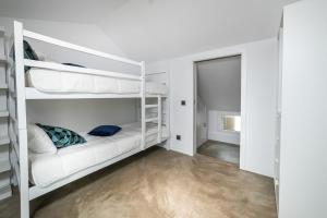 Sunset House - by Monte das Alpenduradas