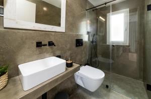 Sunset House - by Monte das Alpenduradas