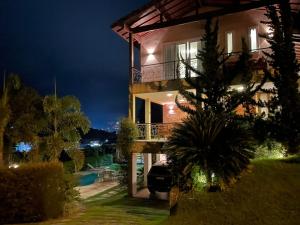 Refúgio Terê-Fi 4 suítes, lareira, piscina e sauna com diarista inclusa