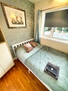 Large Balcony Apartment - 2 Double Beds - Sleeps 4 - Close to Town & Racecourse - Off Street Parking 2 Cars - Fast Wifi