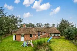 Family-Friendly Holiday Home With Pool And Spa Close To The North Sea, - Ferring