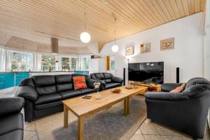 Family-Friendly Holiday Home With Pool And Spa Close To The North Sea