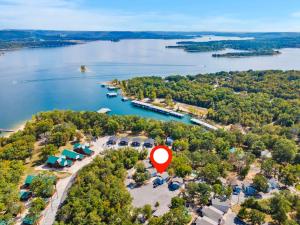 Lake House Near Indian Point Marina & Silver Dollar City-Free Daily Tickets-Spiral Staircase