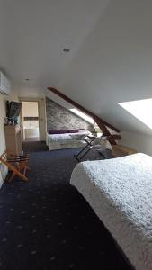 Hotels Logis Hotel Le Cerf : photos des chambres