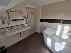 Hotels Logis Hotel Le Cerf : photos des chambres