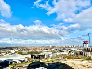 Modern High-Rise Flat in Media City! 2 Beds, 2 Baths