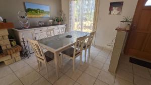 B&B / Chambres d'hotes La chambre d-Etriel : Grande Chambre Double 