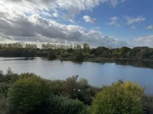 118 Lower Mill Estate - Sleeps 12 Villa with Lake Views - Minety