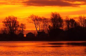 118 Lower Mill Estate - Sleeps 12 Villa with Lake Views